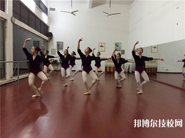 江西東方舞蹈學(xué)校2020年報(bào)名條件、招生要求、招生對象 