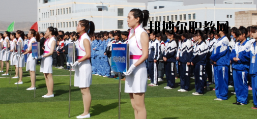 升學(xué)都是選拔性的考試，所以對同學(xué)們都有分數(shù)要求是很正常的，而初中升學(xué)又分為高中和普通中職學(xué)校，而這兩個之間的錄取都是不一樣的，在分數(shù)上面的要求區(qū)別比較大，那么，白銀工業(yè)學(xué)校招生錄取分數(shù)線是多少呢?接下來就為同學(xué)們整理一下。  白銀工業(yè)學(xué)校錄取分數(shù)線 白銀市普高錄取分數(shù)線：460分  白銀工業(yè)學(xué)校拓展閱讀 學(xué)校擁有一支學(xué)歷層次高、專業(yè)水平強、敬業(yè)愛崗、專兼結(jié)合、充滿活力的高素質(zhì)教師隊伍，學(xué)?，F(xiàn)有專兼結(jié)合的教師近200人。其中，研究生學(xué)歷11人，本科學(xué)歷89人，學(xué)歷合格率達92%以上;有高級職稱25人，中級職稱76人;基礎(chǔ)課教師48人，專業(yè)課教師67人，實習(xí)指導(dǎo)教師33人，雙師型教師占16人。教師的學(xué)歷、職稱結(jié)構(gòu)合理，完全能滿足學(xué)校的教學(xué)、實習(xí)實訓(xùn)需要。  學(xué)校擁有十一個專業(yè)實訓(xùn)室。即電子電工實訓(xùn)室、建筑材料實訓(xùn)室、機電一體化實訓(xùn)室、電焊實訓(xùn)室、電器維修實訓(xùn)室、電鋼琴實驗實訓(xùn)室、金工實訓(xùn)室、模具數(shù)控實訓(xùn)室、CID制圖室、中高級電工考核室、銑工實訓(xùn)室。擁有四大實驗室，即化工實驗室、物理實驗室、財會模擬實驗室、語音實驗室。擁有六個微機室，多媒體教室、電教室等現(xiàn)代化教學(xué)設(shè)施。并建成校園網(wǎng)及遠程教育網(wǎng)。學(xué)校將于5月份開工興建的實訓(xùn)樓建成后，將進一步改善實訓(xùn)條件。學(xué)校分南北兩個校區(qū)，占地面積500余畝，校舍建筑面積66000平方米。  上文，就是小編為同學(xué)們整理的關(guān)于白銀工業(yè)學(xué)校所在地的普高錄取分數(shù)線，同學(xué)們可以通過這個分數(shù)線來分析自己現(xiàn)在的一個成績，能夠上高中的話及盡量的上高中。