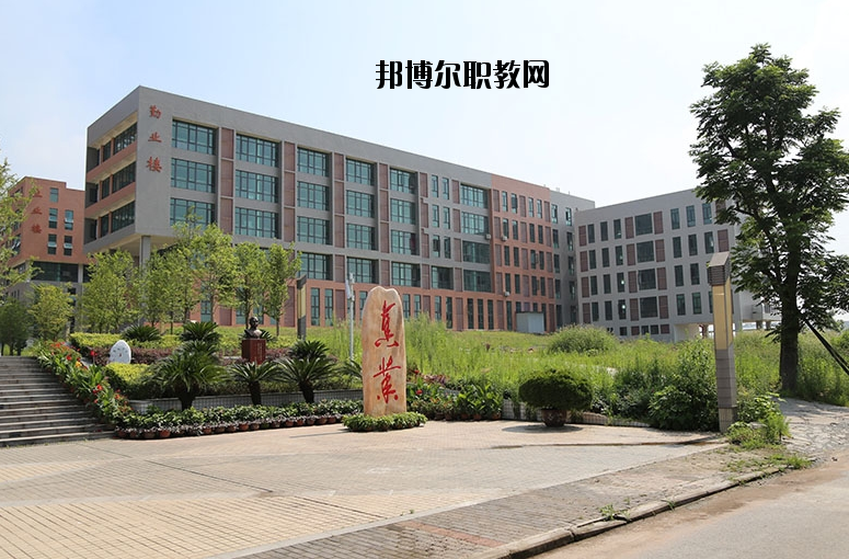 重慶榮昌區(qū)職業(yè)教育中心2020年報(bào)名條件、招生要求、招生對(duì)象
