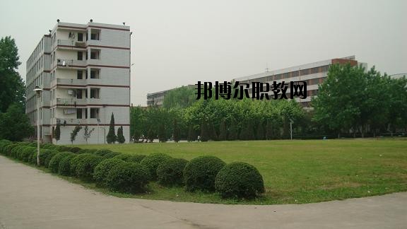四川省工業(yè)貿(mào)易學(xué)校2020年報(bào)名條件、招生要求、招生對(duì)象