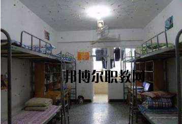 不同的同學(xué)對學(xué)校的宿舍期待是不一樣的。有的同學(xué)希望宿舍有空調(diào)，有的同學(xué)認(rèn)為這并不重要。有的同學(xué)希望寢室有書桌等供自己學(xué)習(xí)的條件，而有的同學(xué)則認(rèn)為寢室只是用來休息的。一千個(gè)人的眼中有一千個(gè)哈姆雷特，在對一件事情進(jìn)行考評的時(shí)候，同學(xué)們可以結(jié)合自己的實(shí)際需要來看，而非人云亦云。  定南中等專業(yè)學(xué)校宿舍條件 學(xué)校宿舍算是比較不錯(cuò)的了，生活設(shè)施齊全，可以滿足同學(xué)們的大部分需求，配有衛(wèi)生間、空調(diào)、熱水等設(shè)施，通風(fēng)、采光條件也較好。  定南中等專業(yè)學(xué)校辦學(xué)條件 定南中等專業(yè)學(xué)校地處贛粵門戶——定南，建辦于1958年，占地面積135畝，校舍建筑面積2.5萬平方米，辦學(xué)規(guī)?？扇菁{近2000人使用。學(xué)校師資力量雄厚，擁有高級職稱以上教師若干人。  定南中等專業(yè)學(xué)校概況 定南中專是我縣唯一一所培養(yǎng)技能型人才的中等專業(yè)學(xué)校，現(xiàn)開設(shè)了學(xué)前教育、電子技術(shù)應(yīng)用、模具制造技術(shù)、汽車運(yùn)用與維修、“三校生”高考、旅游服務(wù)與管理等六大特色專業(yè)。學(xué)校各專業(yè)設(shè)備先進(jìn)，現(xiàn)有現(xiàn)代化汽車二級維護(hù)、幼兒情境模擬、電子電拖、模具制造、程序控制等29間實(shí)訓(xùn)教室，擁有紙質(zhì)藏書近10萬冊，電子藏書超過20萬冊，所有教室裝備了錄播一體、信息化教學(xué)設(shè)備，實(shí)現(xiàn)了校園智慧化管理。  小編總結(jié) 看過學(xué)校的宿舍條件以后，不知道大家覺得定南中等專業(yè)學(xué)校的宿舍是否滿足了自己的預(yù)期呢?我們可以了解到，這所學(xué)校的宿舍算是比較不錯(cuò)的了，生活設(shè)施齊全，可以滿足同學(xué)們的大部分需求，配有衛(wèi)生間、空調(diào)、熱水等設(shè)施，通風(fēng)、采光條件也較好。
