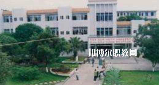 柳州市衛(wèi)生學(xué)校2020年報名條件、招生要求、招生對象 
