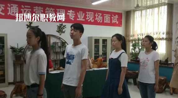 問：蘭州紅古區(qū)職教中心怎么樣、好不好?  答：紅古區(qū)職業(yè)教育中心是一所以培養(yǎng)實用技術(shù)人才為特點的公辦學(xué)校，地處蘭州市紅古區(qū)政府所在地海石灣。中心始終堅持以服務(wù)為宗旨，以就業(yè)為導(dǎo)向的辦學(xué)方針，面向市場開辦專業(yè)。學(xué)校擁有設(shè)施先進、配備精良的汽修、鉗工、電子、鋼琴、舞蹈、美術(shù)、計算機等實訓(xùn)室。近年來學(xué)校教育教學(xué)質(zhì)量穩(wěn)步提高,連續(xù)三年獲得蘭州市中職學(xué)校教育教學(xué)質(zhì)暈優(yōu)秀獎。  蘭州紅古區(qū)職教中心升學(xué) 我校分別與蘭州職業(yè)技術(shù)學(xué)院、白銀礦治職業(yè)技術(shù)學(xué)院、甘肅林業(yè)職業(yè)技術(shù)學(xué)院、平?jīng)雎殬I(yè)技術(shù)學(xué)院、甘肅畜牧工程職業(yè)技術(shù)學(xué)院簽訂了中高職一體化聯(lián)合辦學(xué)協(xié)議，學(xué)生在校學(xué)習(xí)兩年，參加高校轉(zhuǎn)段測試，成績合格升入聯(lián)辦高校學(xué)習(xí)三年，畢業(yè)后發(fā)放國家承認(rèn)(統(tǒng)招)的畢業(yè)證書。  蘭州紅古區(qū)職教中心設(shè)施 設(shè)有計算機實訓(xùn)室3個，共計計算機百余臺，開通了校園網(wǎng)、電信光纖接入互聯(lián)網(wǎng)，并建成了獨立域名的校園網(wǎng)站。學(xué)習(xí)有普通機床車間、數(shù)控實訓(xùn)室、車工實訓(xùn)室、電子電工實訓(xùn)室、家電整機實訓(xùn)室、器材室，兩個面積130平方米的舞蹈實訓(xùn)室和兩個美術(shù)創(chuàng)作室。  蘭州紅古區(qū)職教中心拓展閱讀 為了使職業(yè)教育穩(wěn)步發(fā)展，學(xué)校實行了“校校合作”、“校企合作”、“工學(xué)結(jié)合”的辦學(xué)模式，在經(jīng)濟發(fā)達(dá)地區(qū)全力打造就業(yè)實習(xí)基地，安排畢業(yè)生在上海、南京、安徽、蘇州等地區(qū)就業(yè)。為了培養(yǎng)學(xué)生的就業(yè)能力，開展了學(xué)生以社會實踐為主，旨在增強學(xué)生提前了解企業(yè)生產(chǎn)、管理、工作強度等為內(nèi)容的“工學(xué)結(jié)合”活動，收到了良好的效果。“工學(xué)結(jié)合”實踐活動解決了困難家庭學(xué)生上學(xué)難的問題。  在學(xué)校的時光是很有限的，你要懂得珍惜。不僅僅在學(xué)業(yè)上有所提升，也要不斷的提升個人的魅力，社會是一個需要有能力有遠(yuǎn)見人才的體系，如果你有目標(biāo)和理想，也會更加的有學(xué)習(xí)的動力，對企業(yè)來說，有主見的人才更受人歡迎。