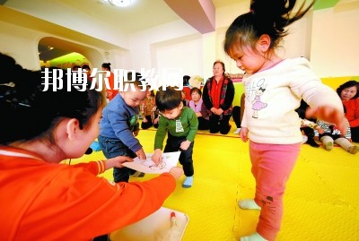 隨著二胎政策的放寬，我國新生兒的數(shù)量明顯增多，這也說明，在未來的很長一段時間里，幼師都是一個非常受歡迎的行業(yè)，而四川是座發(fā)展迅速，有深厚文化底蘊(yùn)的城市，自然是受到很多同學(xué)喜愛，近日，就會問小編關(guān)于四川讀幼師學(xué)校好不好?那接下來，小編就給大家介紹一下四川幼師學(xué)校，如果你有更多疑問，歡迎點擊右側(cè)的咨詢欄與我們交流。  四川讀幼師的就業(yè)前景 就業(yè)容易，畢業(yè)學(xué)生不愁“嫁”盡管當(dāng)前就業(yè)形勢嚴(yán)峻，各地大學(xué)生就業(yè)難度大，但許多城市的學(xué)前教育專業(yè)畢業(yè)生并未受影響，反而逆勢上漲，待遇也比往年有所提高。近年來，由于幼兒園發(fā)展的需要，很多單位幼兒教師奇缺，連男老師也變得搶手起來。學(xué)前、初教專業(yè)畢業(yè)生不愁“嫁”，甚至有很多幼教機(jī)構(gòu)到學(xué)校預(yù)約、搶簽畢業(yè)生，幼教人才受歡迎程度可見一斑。  四川讀幼師的優(yōu)勢 幼教項目的穩(wěn)定性強(qiáng)，不受市場沖擊，打造終身產(chǎn)業(yè)?，F(xiàn)階段，無論是從國家教育改革發(fā)展的全局出發(fā)，還是從目前有關(guān)民辦學(xué)前教育的法律法規(guī)政策等方面來看，民辦學(xué)前教育發(fā)展?jié)摿Χ际志薮蟆Ｆ浯?，成就子女未來。選擇了幼教工作，可以讓我們更懂得如何教育子女，對自己未來孩子接收良好的家庭教育有著十分重要的促進(jìn)作用。女性投身幼教行業(yè)后，長期接受最先進(jìn)的幼教理念和適合中國幼兒的各類課程，繼而在對自己子女的教育觀念和方法上也會更科學(xué)，為孩子今后的發(fā)展奠定更好的基礎(chǔ)。  德陽科貿(mào)職業(yè)學(xué)院幼師升學(xué)班學(xué)前教育專業(yè)介紹 本專業(yè)順應(yīng)國家“幼有所育”學(xué)前教育決策和學(xué)前教育專業(yè)人才極度短缺的社會需求而設(shè)，是一個綜合性較強(qiáng)的專業(yè)，涵蓋0-6歲兒童的教育，作為人生起點教育的學(xué)前教育專業(yè)對人的一生的發(fā)展和教育起著重要的奠基作用。本專業(yè)緊密對接各級各類幼兒園和早期教育機(jī)構(gòu)等實施合作辦學(xué)、合作育人，強(qiáng)化“四能”特長(彈唱、舞蹈、美術(shù)、游戲)、“五會”素養(yǎng)(保育、保健、教育、溝通、管理)，致力于培養(yǎng)新時代“有愛心、有耐心、有恒心、有責(zé)任心”的學(xué)前教育人才。  培養(yǎng)目標(biāo)：本專業(yè)培養(yǎng)以立德樹人為己任，具有良好的職業(yè)道德、專業(yè)素養(yǎng)、協(xié)作精神、溝通能力和創(chuàng)新意識，擁有先進(jìn)的幼兒教育理念，具有較扎實的學(xué)前教育的專業(yè)知識與專業(yè)技能，具備較強(qiáng)的幼兒保教能力，從事幼兒園教育教學(xué)、保育保健工作的高素質(zhì)應(yīng)用型人才。  核心課程：學(xué)前教育學(xué)、學(xué)前兒童心理學(xué)、幼兒游戲理論與實踐、幼兒行為觀察、幼兒園五大領(lǐng)域教育、學(xué)前衛(wèi)生學(xué)、聲樂、鋼琴、舞蹈、美術(shù)、幼兒歌曲彈唱、幼兒舞蹈創(chuàng)編、幼兒園班級管理、幼兒手工、家庭教育等。  職業(yè)前景：習(xí)近平總書記在“黨的十九大”上指出：“增進(jìn)民生福祉是發(fā)展的根本目的。必須多謀民生之利、多解民生之憂，在發(fā)展中補(bǔ)齊民生短板、促進(jìn)社會公平正義，在幼有所育、學(xué)有所教上不斷取得新進(jìn)展。”  2019年教育部《2018年全國教育事業(yè)發(fā)展統(tǒng)計公報》顯示，2018年全國共有幼兒園26.67萬所，比上年增加1.17萬所，增長4.60%; 在園幼兒4656.42萬人，比上年增加56.28萬人;學(xué)前教育毛入園率達(dá)到81.7%，比上年提高2.1%，且0-6歲兒童超過1億，幼兒園專任教師258.14萬人。按照國家對學(xué)前教育師幼比(1:5)的規(guī)定，幼兒園專任教師的缺口高達(dá)673萬多。學(xué)前教育專業(yè)人才就業(yè)前景非常廣闊。  就業(yè)崗位：幼兒園教師、幼兒保育員、幼兒保健教師、早期教育教師。  獲取資格證書：幼兒園教師資格證、普通話水平證書(二甲及以上)  專業(yè)實訓(xùn)室：幼兒保育實訓(xùn)室、幼兒衛(wèi)生保健實訓(xùn)室、仿真幼兒園、幼兒手工制作實訓(xùn)室、幼兒美術(shù)實訓(xùn)室、聲樂實訓(xùn)室、形體舞蹈實訓(xùn)室、鋼琴實訓(xùn)室、游戲與感統(tǒng)實訓(xùn)室、繪本實訓(xùn)室、蒙臺梭利教育實訓(xùn)室、奧爾夫音樂實訓(xùn)室等。  專業(yè)實踐基地：廣漢市第三幼兒園、廣漢市雒城鎮(zhèn)第四幼兒園、廣漢市西外中心幼兒園、德陽市旌南幼兒園、德陽市黃河?xùn)|路幼兒園、四川師范大學(xué)實驗幼兒園、四川師范大學(xué)附屬啟夏幼兒園、成都市武侯區(qū)福錦幼兒園、崇州市虹橋歡樂谷幼兒園、岳池知恩行幼兒園、西充縣青葵幼兒園等。  上面關(guān)于四川讀幼師學(xué)校好不好?小編介紹了，小編覺得不管是讀什么學(xué)校都是要從多方面來考慮的，要看行業(yè)的發(fā)展前景怎么樣，還要看這個專業(yè)到底適不適合自己，就好像幼師學(xué)校，一定要學(xué)好小孩子才可以去讀，因為這個專業(yè)將來出來不管做什么工作，都是要和小朋友待在一起的。如有更多問題，歡迎咨詢邦博爾網(wǎng)。