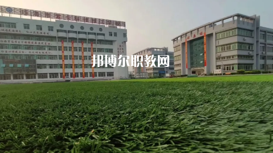 問：珠海索卡科技技工學(xué)校怎么樣、好不好?  答:珠海市索卡科技技工學(xué)校是經(jīng)珠海市人力資源和社會(huì)保障局批準(zhǔn)成立，廣東索卡集團(tuán)有限公司創(chuàng)辦的以培養(yǎng)中級(jí)技術(shù)人才為主的全日制中等技工學(xué)校。學(xué)校位于粵港澳大灣區(qū)的珠海市后花園高欄港經(jīng)濟(jì)區(qū)平沙鎮(zhèn)，是2020年珠海市西部地區(qū)僅有的一所中等職業(yè)學(xué)校。學(xué)校被列為廣東省足球協(xié)會(huì)(珠海)培訓(xùn)實(shí)驗(yàn)基地、珠海市新型技能人才培訓(xùn)基地，珠海市國(guó)防與公共安全體驗(yàn)基地。  珠海索卡科技技工學(xué)校就業(yè) 學(xué)校堅(jiān)持校企合作的辦學(xué)思路，采取訂單式的人才培養(yǎng)模式，與省市足協(xié)和部分省內(nèi)外高等院校、眾多優(yōu)質(zhì)企業(yè)建立了校企合作關(guān)系，學(xué)生就業(yè)率保持在100%。索卡集團(tuán)以“體育+旅游”產(chǎn)業(yè)開發(fā)為核心，多元化經(jīng)營(yíng)，業(yè)務(wù)覆蓋體育、游艇、教育、酒店、醫(yī)療、康復(fù)康養(yǎng)、產(chǎn)業(yè)科研、商業(yè)運(yùn)營(yíng)、資本投資等領(lǐng)域，2019年正在珠海市平沙鎮(zhèn)投資建設(shè)“索卡國(guó)際足球小鎮(zhèn)”項(xiàng)目，計(jì)劃總投資60億元人民幣。  珠海索卡科技技工學(xué)校 學(xué)校規(guī)劃占地面積205畝，現(xiàn)有建筑面積約3萬(wàn)平方米，環(huán)境優(yōu)美，交通便利，教學(xué)生活設(shè)施齊全，是一所獨(dú)具特色的技工學(xué)校。學(xué)校建有標(biāo)準(zhǔn)足球場(chǎng)、籃球場(chǎng)、排球場(chǎng)、羽毛球場(chǎng)、乒乓球場(chǎng)等活動(dòng)場(chǎng)所。有教學(xué)樓、實(shí)訓(xùn)樓、學(xué)生公寓樓、學(xué)術(shù)報(bào)告廳、學(xué)生社團(tuán)活動(dòng)中心等教育教學(xué)生活場(chǎng)所。  珠海索卡科技技工學(xué)校管理 學(xué)校管理科學(xué)規(guī)范，采取全封閉軍事化管理模式。學(xué)校有一支既能從事理論教學(xué)，又能指導(dǎo)實(shí)訓(xùn)的“雙師型”隊(duì)伍。學(xué)校堅(jiān)持“以就業(yè)為導(dǎo)向、以服務(wù)為宗旨、以質(zhì)量求生存、以管理樹形象、以特色謀發(fā)展，達(dá)到學(xué)生、家長(zhǎng)、用人單位滿意”的辦學(xué)理念，根據(jù)市場(chǎng)需求，對(duì)接企業(yè)建專業(yè)，對(duì)接崗位設(shè)課程，根據(jù)興趣選專業(yè)，與就業(yè)市場(chǎng)緊密對(duì)接。  我們的起點(diǎn)可能很低，但我們要有扭轉(zhuǎn)局面的能力，努力把自己的成績(jī)提升上去，很多的學(xué)校都是看重統(tǒng)招的分?jǐn)?shù)線的，只有把自己的學(xué)習(xí)提升上了了，你在考試中才能夠游刃有余，一次考試定乾坤，最后選擇有優(yōu)勢(shì)的學(xué)校。