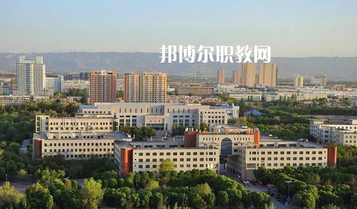 新疆石河子衛(wèi)生學(xué)校2021年有哪些專業(yè)?我們知道同學(xué)們?cè)谶x擇專業(yè)的時(shí)候?qū)嶋H上專業(yè)比學(xué)校更重要，對(duì)于同學(xué)們來(lái)說(shuō)在選擇專業(yè)的時(shí)候是需要慎重的。  新疆石河子衛(wèi)生學(xué)校專業(yè)設(shè)置 學(xué)校設(shè)有：護(hù)理學(xué)、藥劑學(xué)、檢驗(yàn)學(xué)三大專業(yè)。其中護(hù)理學(xué)：有中專和大專兩種，大專為石河子大學(xué)在該校委培專業(yè)，頒發(fā)石河子大學(xué)的畢業(yè)證書。  新疆石河子衛(wèi)生學(xué)校學(xué)校優(yōu)勢(shì) 學(xué)校地址位于石河子市中心位置，旁邊為石河子市人民醫(yī)院(農(nóng)八師石河子市人民醫(yī)院)也是石河子的120急救中心。步行至石河子市游憩廣場(chǎng)只需要10分鐘，學(xué)校地理位置屬于石河子市市中心。交通發(fā)達(dá)。  學(xué)習(xí)優(yōu)勢(shì)：每門課程都有專業(yè)的老師帶教，在每個(gè)假期，都將組織學(xué)生參與臨床見(jiàn)習(xí)，增加學(xué)生的臨床經(jīng)驗(yàn)。  其他優(yōu)勢(shì)：每一位在校生，都可以申請(qǐng)國(guó)家貧困助學(xué)金，國(guó)家撥款，每人每年1500元，均發(fā)至學(xué)生手上，解決了學(xué)生的基本溫飽問(wèn)題，為貧困學(xué)生創(chuàng)造了學(xué)習(xí)條件。  另：南疆三地州學(xué)生、農(nóng)村籍學(xué)生、貧困生(非城市、城鎮(zhèn)戶口)可以申請(qǐng)減免學(xué)費(fèi)，每人每年減免2000元，即只需繳納400元，即可上學(xué)，完成貧困學(xué)生學(xué)習(xí)的心愿。學(xué)生可以使用半價(jià)火車票往返，每年4次。  新疆石河子衛(wèi)生學(xué)校學(xué)校榮譽(yù) 學(xué)校以治校嚴(yán)謹(jǐn)，講求質(zhì)量，辦學(xué)成績(jī)斐然而著稱。多年來(lái)被石河子市評(píng)為“精神文明先進(jìn)單位”、“民族團(tuán)結(jié)先進(jìn)單位”、“衛(wèi)生綠化先進(jìn)單位”、“綜合治理先進(jìn)單位”、“招生先進(jìn)集體”，“德育教育先進(jìn)學(xué)校”。 2000年通過(guò)兵團(tuán)《中等醫(yī)學(xué)主要專業(yè)設(shè)置》評(píng)估;2003年通過(guò)兵團(tuán)《中等職業(yè)學(xué)校合格評(píng)估》;2002年被國(guó)家教育部首批確定為“全國(guó)護(hù)理專業(yè)示范點(diǎn)學(xué)校”;2003年教育部評(píng)估為“全國(guó)重點(diǎn)中等職業(yè)學(xué)校”;2004年教育部確定為全國(guó)“護(hù)理專業(yè)領(lǐng)域技能型人才培養(yǎng)培訓(xùn)基地”，同時(shí)，被國(guó)家教育部列為“全國(guó)衛(wèi)生職業(yè)教學(xué)模式研究課題組學(xué)校”、“面向二十一世紀(jì)全國(guó)衛(wèi)生職業(yè)學(xué)校系列教改教材編輯委員會(huì)”學(xué)校. 2005年4月，參加“全國(guó)護(hù)理教學(xué)改革成果展示賽”榮獲團(tuán)體“二等獎(jiǎng)”和“組織獎(jiǎng)”。2005年12月被教育教育部評(píng)為“全國(guó)護(hù)理教學(xué)改革先進(jìn)學(xué)校”。  小編為同學(xué)們整理好了學(xué)校的招生專業(yè)，同學(xué)們可以仔細(xì)的看看，對(duì)于同學(xué)們自己來(lái)說(shuō)選擇一個(gè)適合自己的專業(yè)是非常重要的事情的哦，這樣才能保證后期的就業(yè)的哦。