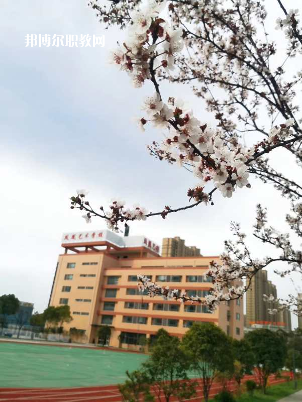 泰州市鳳凰藝術(shù)學(xué)校2022年招生辦聯(lián)系電話(huà)