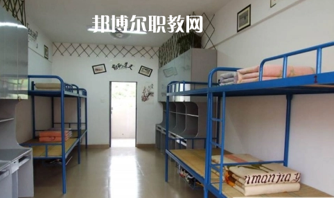 貴定縣技工學(xué)校報名條件、招生要求、招生對象是什么要求呢?每一個學(xué)校在招收學(xué)生的時候都是會有自己的要求的，同學(xué)們在找學(xué)校的時候也特別的擔(dān)心自己能不能符合到學(xué)校，小編就遇到很多這樣的學(xué)生來問，為了幫助同學(xué)們了解，小編就來整理一下學(xué)校這方面的要求。  貴定縣技工學(xué)校招生對象和條件 具有本縣戶籍井且參加當(dāng)年中招考試，品德合格、身體健康，自愿報名的應(yīng)屆初中畢業(yè)生     貴定縣技工學(xué)校錄取方式 根據(jù)當(dāng)年高中錄取分?jǐn)?shù)線下浮50分以內(nèi)，錄滿名額為止。  貴定縣技工學(xué)校就讀形式 第一學(xué)年在貴定職校就讀，開設(shè)普通高中一年級課程，適當(dāng)增加職業(yè)技能基礎(chǔ)課。一年后通過參加由貴定一中統(tǒng)一組織的選拔考試，按比例分流到貴定一中就讀。也可根據(jù)自己的意向選擇我校專業(yè)就讀，走技能成才之路，通過備考后報讀高職院校。  貴定縣技工學(xué)校校企合作 為貫徹落實好國家關(guān)于加強(qiáng)東西部扶貧協(xié)作的要求，進(jìn)一步加強(qiáng)職業(yè)教育東西協(xié)作，發(fā)揮職業(yè)教育助推脫貧攻堅的重要作用。5月7日，副縣長荊茂團(tuán)、政府辦副主任韋凱倫、扶貧辦副主任蔡健一行，來到貴定職校開展關(guān)于廣州市南沙區(qū)“美的集團(tuán)”專項結(jié)對幫扶調(diào)研會議，貴定縣人力資源和社會保障局副局長、黨組副書記、貴定職校校長周傳德同志、副校長羅連慧等參加了會議。  會上，荊茂團(tuán)副縣長首先指出：要貫徹好國家“東西協(xié)作”的要求，落實好東部地區(qū)幫助西部地區(qū)盡快實現(xiàn)全面脫貧的工作，他強(qiáng)調(diào)，在職業(yè)教育上解決學(xué)生就業(yè)問題是關(guān)鍵。他還向貴定職校校長周傳德同志提出希望：希望貴定職校能輸送專業(yè)性強(qiáng)的學(xué)生到廣州市南沙區(qū)“美的集團(tuán)”工作，解決學(xué)生就業(yè)難的問題。隨后，周校長向荊副縣長匯報了我校當(dāng)前面臨的**困難是缺乏專業(yè)教師和教學(xué)設(shè)施設(shè)備，希望廣州方面能夠給予幫助。  荊副縣長立即表示：廣州市南沙區(qū)“美的集團(tuán)”會派相關(guān)的專業(yè)人員到貴定職校進(jìn)行培訓(xùn)和指導(dǎo)，并希望我校派出相關(guān)專業(yè)教師到美的集團(tuán)進(jìn)行交流學(xué)習(xí)，目的是加快校企合作的廣度與深度，促進(jìn)教學(xué)、師資隊伍質(zhì)量的全面提升，提高就業(yè)簽約率與對口率;如果我校與“美的集團(tuán)”確定校企合作關(guān)系后，“美的集團(tuán)”將會給學(xué)校提供相關(guān)的專業(yè)設(shè)施設(shè)備，開展師資能力培訓(xùn)等，以提高專業(yè)的教育教學(xué)質(zhì)量，真正實現(xiàn)“一人就業(yè)、全家脫貧”。  小編為同學(xué)們整理了關(guān)于學(xué)校的招生條件這些，實際上正常畢業(yè)的同學(xué)基本都是可以就讀的，只是在學(xué)習(xí)專業(yè)的時候同學(xué)們需要慎重一點，有的專業(yè)是有專業(yè)要求的，那個就必須符合，因為關(guān)系到今后的就業(yè)的情況的，小編建議同學(xué)們?nèi)绻_實是要就讀職校的話都要提前一點選擇好。