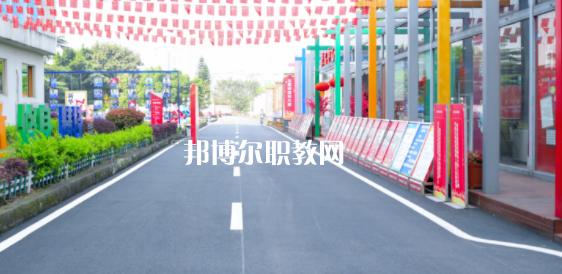 重慶新華電腦學(xué)校地址在哪里，哪個(gè)地區(qū)，哪個(gè)城市?