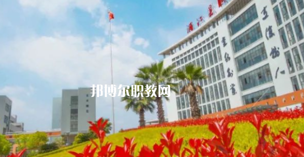 浦江縣職業(yè)技術(shù)學校招生計劃人數(shù)根據(jù)專業(yè)不同，計劃也是不同的，例如：幼兒保育招生40人，學前教育招生57人，普職融通招生150人，工藝美術(shù)招生150人，淘寶美工招生40人，等等，邦博爾小編為大家整理了浦江縣職業(yè)技術(shù)學校招生計劃人數(shù)詳細內(nèi)容，信息僅供參考，如有變動，以學校官方最新消息為準。  一、浦江縣職業(yè)技術(shù)學校招生計劃一覽表 二、浦江縣職業(yè)技術(shù)學校招生情況 1、浦江縣職業(yè)技術(shù)學校招生條件、要求  遵紀守法、熱愛勞動、文明禮貌、樸實誠信;  無疾病、無傳染病、無慢性病史、無犯罪史、無嚴重違紀史;  身體健康，學生品行端正。  2、浦江縣職業(yè)技術(shù)學校招生對象  招收應屆、歷屆初中畢業(yè)及以上文化程度的學生  三、浦江縣職業(yè)技術(shù)學校簡介 學校有全國職教名師、省特級教師、大師名家、省市教壇新秀、省技術(shù)能手、市學科帶頭人40多人。智慧校園管理系統(tǒng)、體育館、圖書館、電子閱覽室、校內(nèi)外實訓基地等，教學設(shè)施一應俱全。  學校設(shè)有浦江縣職業(yè)技能培訓中心和職業(yè)技能鑒定中心。  四、浦江縣職業(yè)技術(shù)學校口碑 校友評價：浦江縣職業(yè)技術(shù)學校辦學特色鮮明，教學設(shè)施一應俱全，為本地經(jīng)濟建設(shè)和社會發(fā)展培養(yǎng)高技能人才。  校友評價：浦江縣職業(yè)技術(shù)學校教學設(shè)備比較齊全，老師工作認真，領(lǐng)導班子心齊。