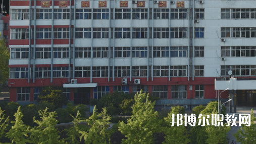 開灤技師學(xué)院招生計(jì)劃?每年學(xué)校在招生季節(jié)都會公布自己的招生計(jì)劃，那么學(xué)生們在對學(xué)校所進(jìn)行選擇的時(shí)候，是可以具體看看一所學(xué)校的招生計(jì)劃，然后再看看學(xué)校所公布的招生要求是否是自己可以滿足的，從而決定對學(xué)校的報(bào)讀。  一、開灤技師學(xué)院招生計(jì)劃一覽表 二、開灤技師學(xué)院招生情況 1、開灤技師學(xué)院招生條件、要求  身高:1.55米以上。  體重:不低于50公斤，高限不超過標(biāo)準(zhǔn)體重的50%。  視力:裸眼視力左右均在4.7(含47)以上，砂眼左右無第二期三個(gè)“十”者，無色弱、色盲者。  耳病:無化膿性中耳炎者。  聽力:左右兩側(cè)均大于80%(包括80%分貝)。  鼻病:無萎縮性鼻炎及較重肥大性鼻炎者。  血壓:90mmHg<收縮壓<140mmHg、60mmHg<舒張壓<90mmHg  心臟:二級收縮期雜音以下和心率在90次/分以下者。  肺臟:無慢性支氣管炎 支氣管哮喘、肺結(jié)核、結(jié)核性胸膜炎等呼吸系統(tǒng)慢性病。  腹部無任何腫物和肝、脾不腫大者(肝大一公分以內(nèi)功能正常者除外)。  對紋身者,面部、頸部紋身直徑不超過2cm，著短裝身體其他裸露部位直徑不超過3cm。面部、頸部紋身直徑超過2cm或其他部位超過3cm的，不合格;如本人能夠積極處理，可視為合格。  輔助檢查、胸透、化驗(yàn)正常者。  其他:無殘疾、無駝背、無畸形、無較重之扁平足或拇指外翻 無腿部或精索靜脈曲張者,無難治或面積較大之皮膚疾病,無痔或漏者，無疝氣者，無多發(fā)性淋巴腺腫大者，無較重慢性病者，無不適合招錄崗位所要求的身體條件者。  2、開灤技師學(xué)院招生對象  中考生和往屆生，  三、開灤技師學(xué)院簡介 學(xué)校服務(wù)河北省能源、裝備制造等傳統(tǒng)產(chǎn)業(yè)升級，服務(wù)京津冀產(chǎn)業(yè)智慧化水平提升的發(fā)展需求，瞄準(zhǔn)河北省新興產(chǎn)業(yè)、現(xiàn)代服務(wù)業(yè)創(chuàng)新發(fā)展戰(zhàn)略，對接能源(煤炭)，裝備制造、現(xiàn)代服務(wù)業(yè)等產(chǎn)業(yè)設(shè)置專業(yè)，開設(shè)電氣自動化設(shè)備安裝與維修、煤礦技術(shù)、電子商務(wù)、計(jì)算機(jī)網(wǎng)絡(luò)技術(shù)等專業(yè)16個(gè)。  2020年突出發(fā)展現(xiàn)代服務(wù)業(yè)的要求，增設(shè)《幼兒教育》專業(yè)。經(jīng)過幾年發(fā)展，逐步形成“裝備制造業(yè)與現(xiàn)代服務(wù)業(yè)共同主導(dǎo)、傳統(tǒng)產(chǎn)業(yè)與新興產(chǎn)業(yè)雙輪驅(qū)動的發(fā)展格局”相適應(yīng)的專業(yè)布局。  四、開灤技師學(xué)院口碑 校友評價(jià)：開灤技師學(xué)院地理位置優(yōu)越，交通十分方便。  校友評價(jià)：開灤技師學(xué)院畢業(yè)生就業(yè)前景光明。