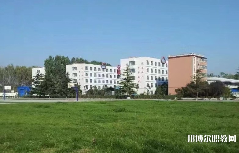 青島博愛成人中等專業(yè)學(xué)校地址，乘車路線