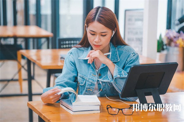 四川哪里的中專學校能讀國際酒店管理專業(yè)