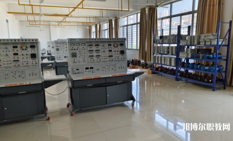 四川2025年男生讀電工學校學什么好